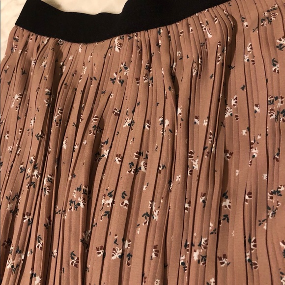 Pleated Maxi Skirt - Picture 2 of 3